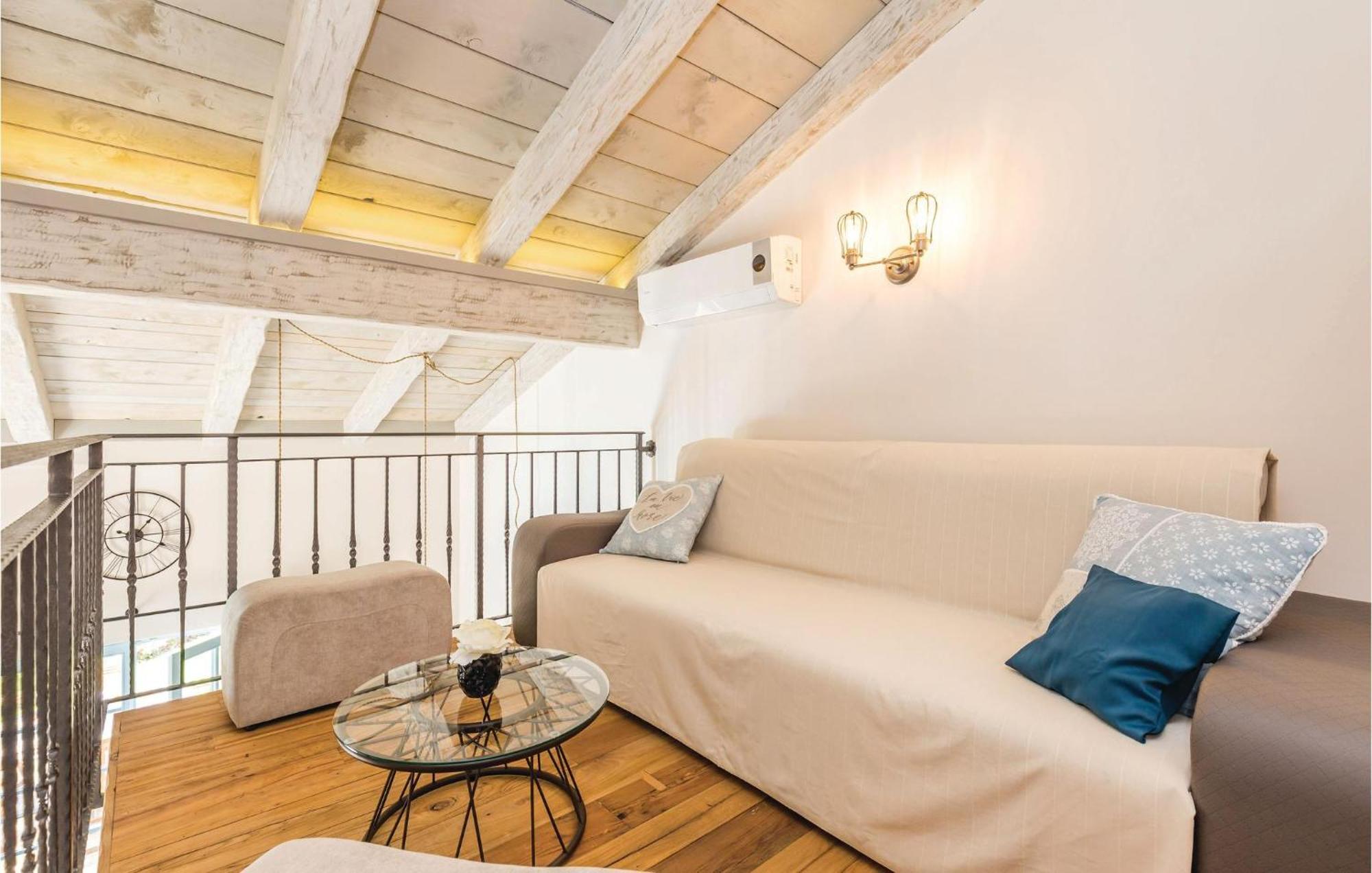 Stunning Home In Jurdani With Wifi Mucici Exterior foto