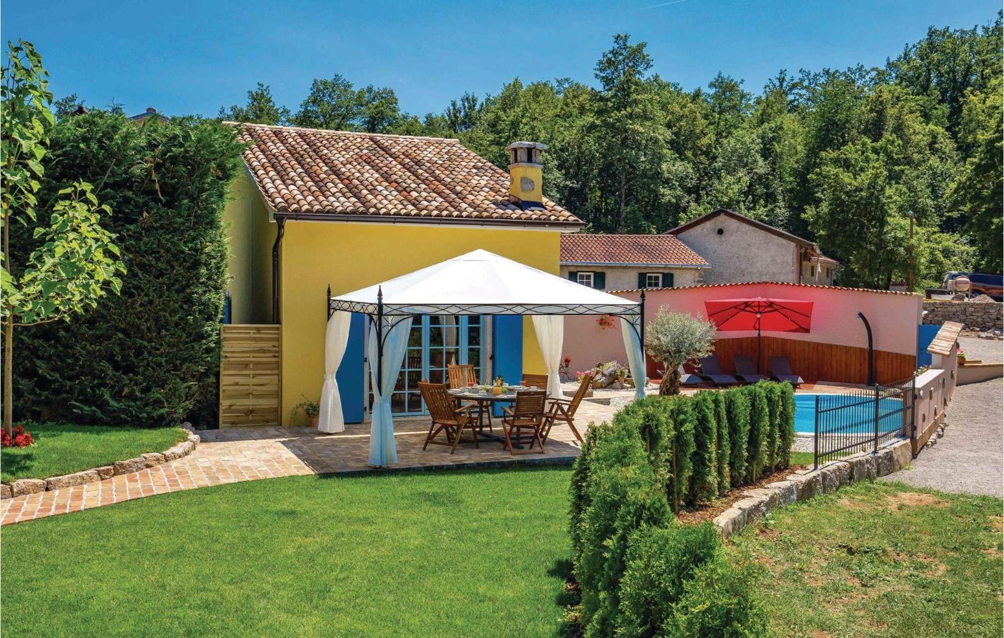 Stunning Home In Jurdani With Wifi Mucici Exterior foto