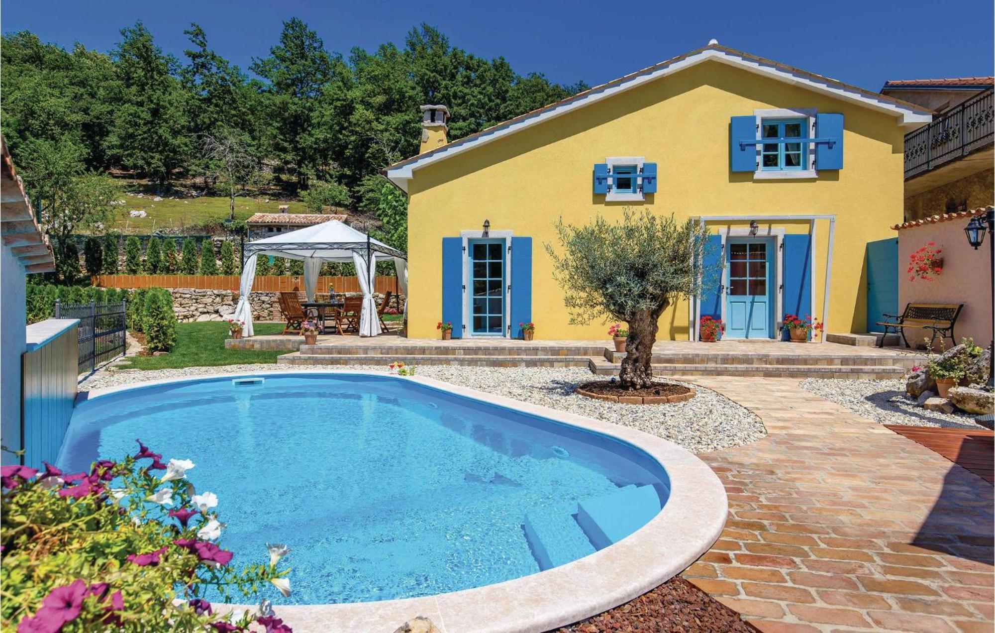 Stunning Home In Jurdani With Wifi Mucici Exterior foto